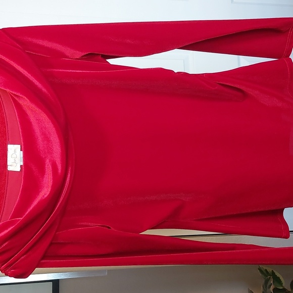 Jon Den Red Velvet Fitted Top - Picture 5 of 6